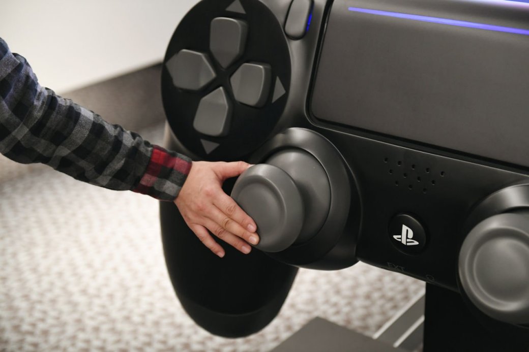Размерчик что надо! Самый большой контроллер PlayStation 4 в мире - Изображение 5 Размерчик что надо! Самый большой контроллер PlayStation 4 в мире - Изображение 5