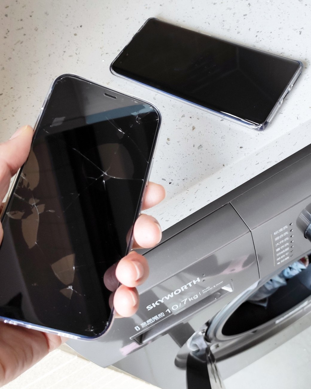 iPhone 12 и Huawei Mate 40 случайно попали в стиральную машину и выжили | Канобу - Изображение 2372